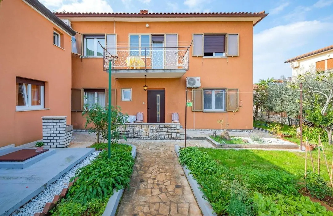 Aleks 3 House With Apartments-1