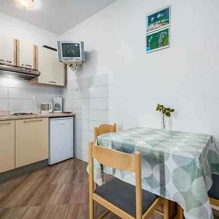 Aleks 3 House With Apartments-2